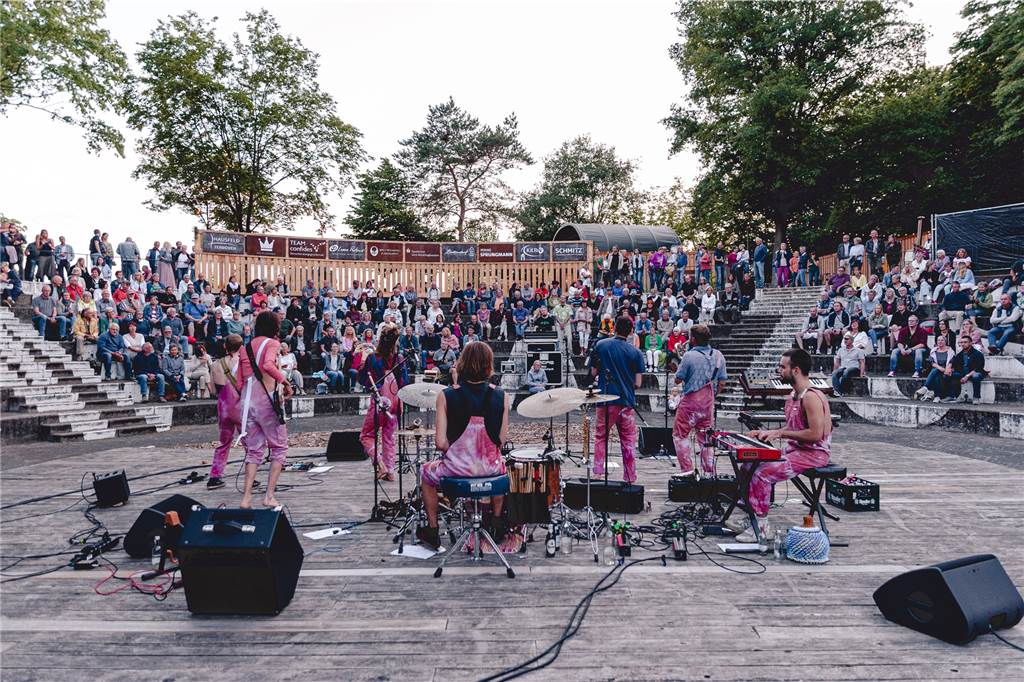 Amphitheater Dorsten: Dach finanziert, Oude-Marie-Bar wird Schmuckstück Band im Amphitheater des Bürgerparks