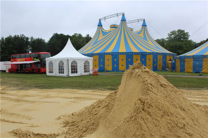 189 Tonnen Kirchhellener Spielsand an KinderFerienCircus gespendet Auch in diesem Jahr findet der KinderFerienCircus wieder auf dem Kirchhellener Spielsand der Firma Stremmer statt.