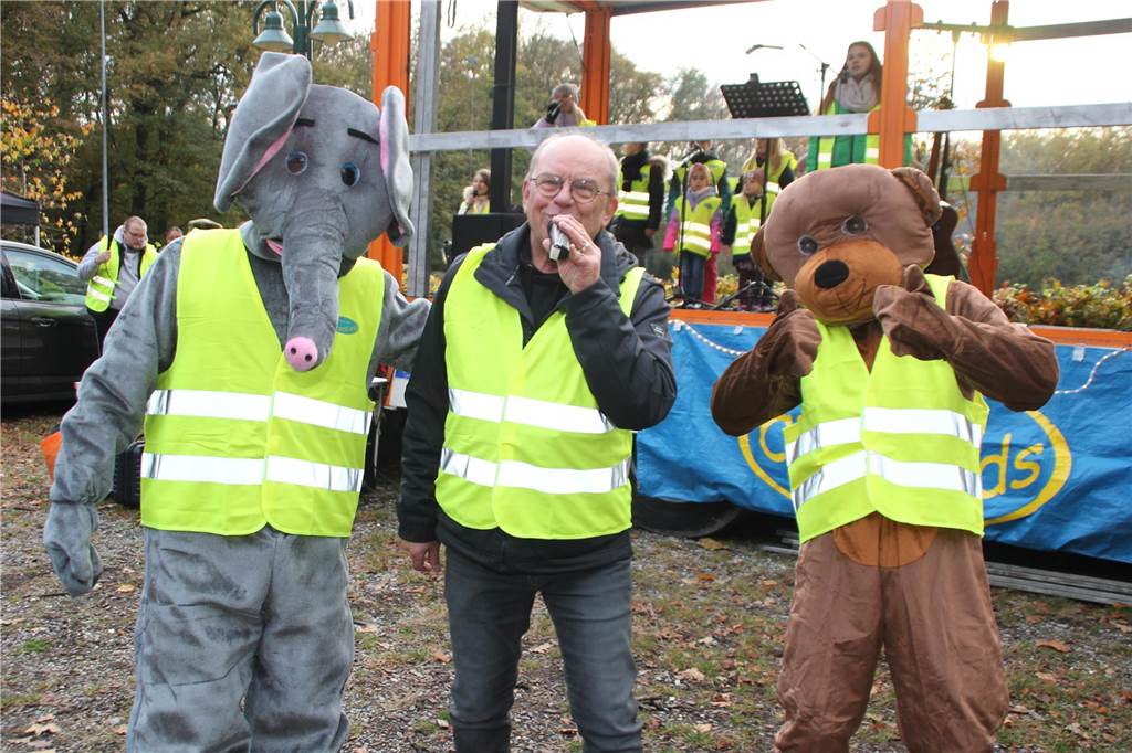 Auch in diesem Jahr gab es im Volkspark Brambauer wieder einen St. Martinsumzug, mit einem anschließenden Laternenumzug der Kinder. Die Federführung lag in den bewährten Händen des Freundeskreis Volkspark Brambauer. Wir waren mit der Kamera dabei und haben die schönsten Motive festgehalten.