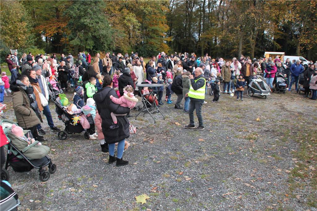 Auch in diesem Jahr gab es im Volkspark Brambauer wieder einen St. Martinsumzug, mit einem anschließenden Laternenumzug der Kinder. Die Federführung lag in den bewährten Händen des Freundeskreis Volkspark Brambauer. Wir waren mit der Kamera dabei und haben die schönsten Motive festgehalten.