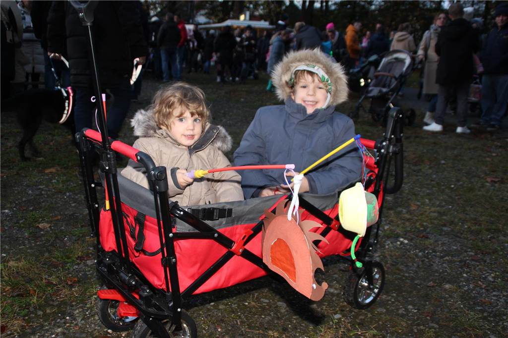 Auch in diesem Jahr gab es im Volkspark Brambauer wieder einen St. Martinsumzug, mit einem anschließenden Laternenumzug der Kinder. Die Federführung lag in den bewährten Händen des Freundeskreis Volkspark Brambauer. Wir waren mit der Kamera dabei und haben die schönsten Motive festgehalten.
