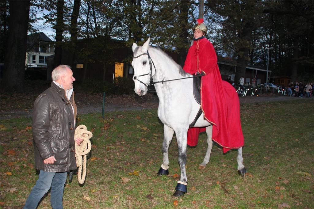 Auch in diesem Jahr gab es im Volkspark Brambauer wieder einen St. Martinsumzug, mit einem anschließenden Laternenumzug der Kinder. Die Federführung lag in den bewährten Händen des Freundeskreis Volkspark Brambauer. Wir waren mit der Kamera dabei und haben die schönsten Motive festgehalten.