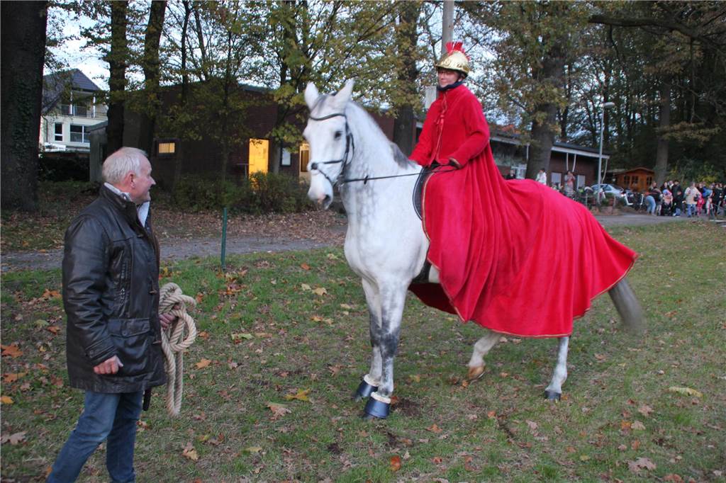 Auch in diesem Jahr gab es im Volkspark Brambauer wieder einen St. Martinsumzug, mit einem anschließenden Laternenumzug der Kinder. Die Federführung lag in den bewährten Händen des Freundeskreis Volkspark Brambauer. Wir waren mit der Kamera dabei und haben die schönsten Motive festgehalten.