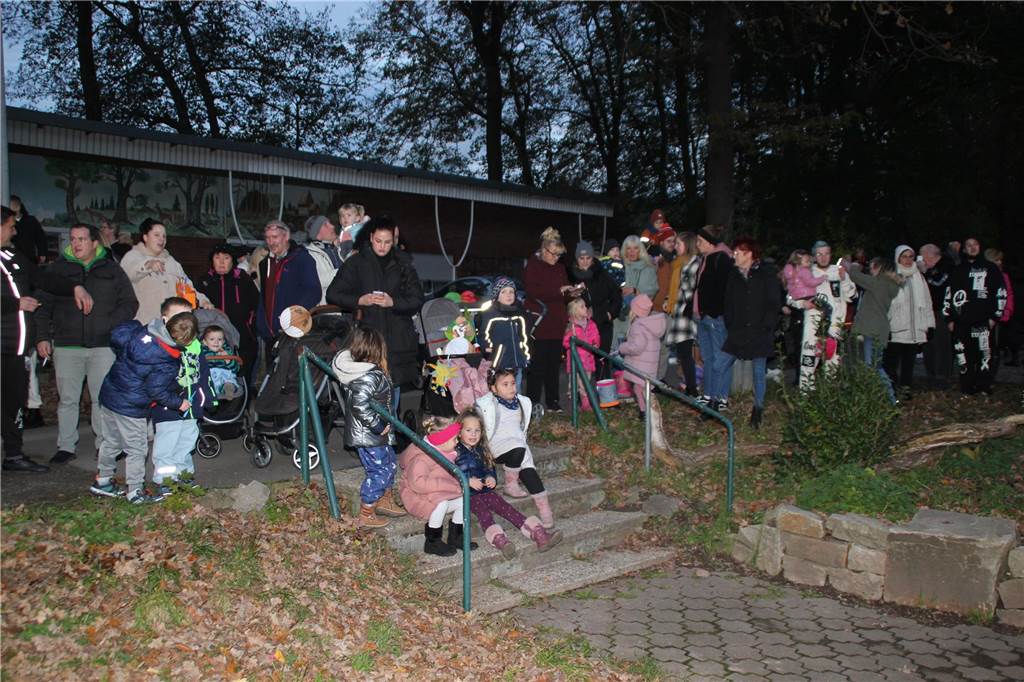 Auch in diesem Jahr gab es im Volkspark Brambauer wieder einen St. Martinsumzug, mit einem anschließenden Laternenumzug der Kinder. Die Federführung lag in den bewährten Händen des Freundeskreis Volkspark Brambauer. Wir waren mit der Kamera dabei und haben die schönsten Motive festgehalten.