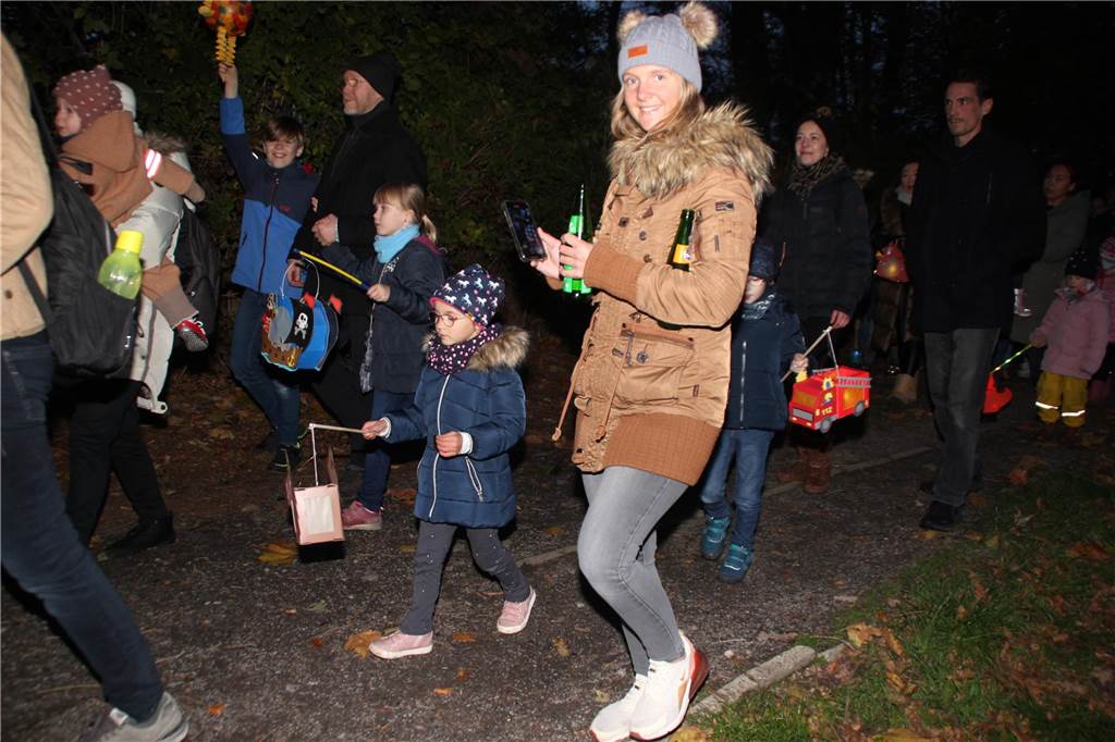 Auch in diesem Jahr gab es im Volkspark Brambauer wieder einen St. Martinsumzug, mit einem anschließenden Laternenumzug der Kinder. Die Federführung lag in den bewährten Händen des Freundeskreis Volkspark Brambauer. Wir waren mit der Kamera dabei und haben die schönsten Motive festgehalten.