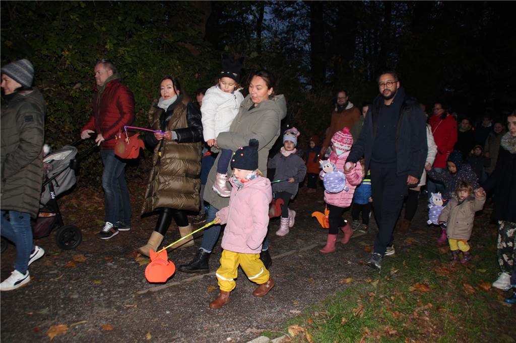 Auch in diesem Jahr gab es im Volkspark Brambauer wieder einen St. Martinsumzug, mit einem anschließenden Laternenumzug der Kinder. Die Federführung lag in den bewährten Händen des Freundeskreis Volkspark Brambauer. Wir waren mit der Kamera dabei und haben die schönsten Motive festgehalten.