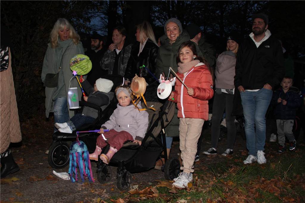Auch in diesem Jahr gab es im Volkspark Brambauer wieder einen St. Martinsumzug, mit einem anschließenden Laternenumzug der Kinder. Die Federführung lag in den bewährten Händen des Freundeskreis Volkspark Brambauer. Wir waren mit der Kamera dabei und haben die schönsten Motive festgehalten.