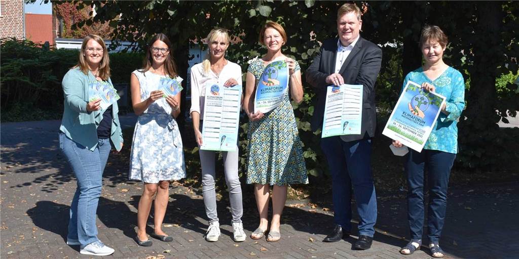 Regional kochen, Wandern in der Davert: Programm zur Klimaschutzwoche steht Frauen und ein Mann halten Plakate in der Hand