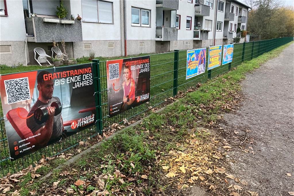 Plakatdschungel in Castrop-Rauxel: Wer wann und wo Werbung machen darf Auch in dieser Wohnsiedlung werden die Zäune für Werbung genutzt.