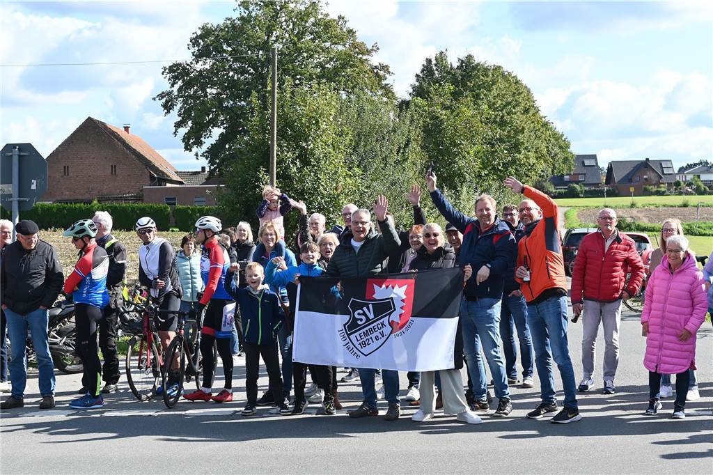 Auch in Dorsten warteten die Radsportfans auf die Profis. Das Radrennen Giro Münsterland streifte Lembeck.