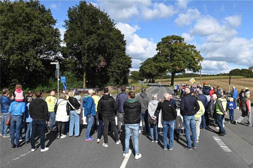 Auch in Dorsten warteten die Radsportfans auf die Profis. Das Radrennen Giro Münsterland streifte Lembeck.