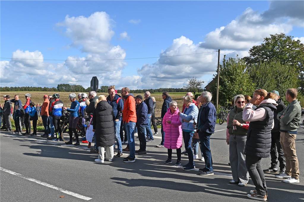 Auch in Dorsten warteten die Radsportfans auf die Profis. Das Radrennen Giro Münsterland streifte Lembeck. 