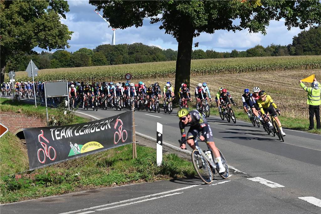 Auch in Dorsten warteten die Radsportfans auf die Profis. Das Radrennen Giro Münsterland streifte Lembeck.