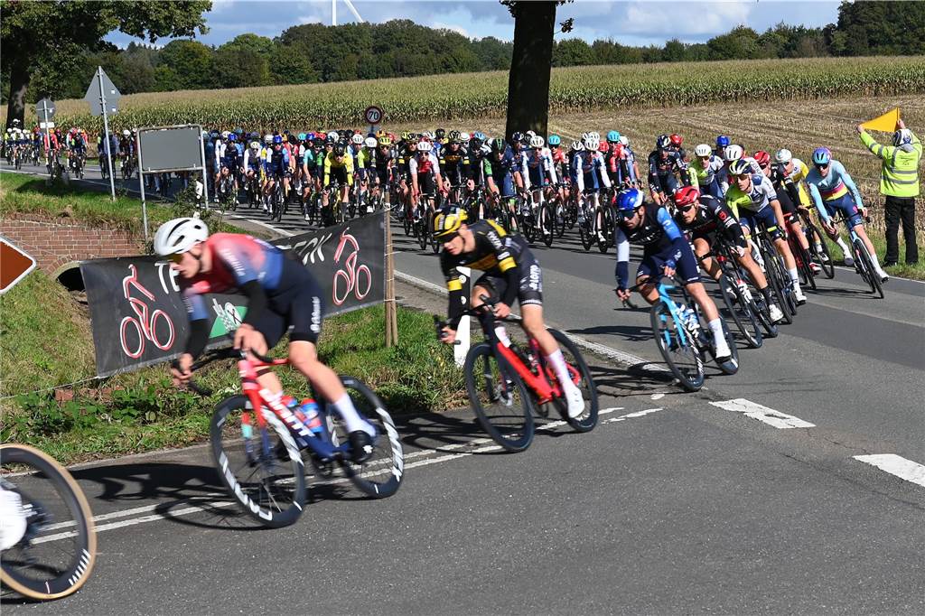 Auch in Dorsten warteten die Radsportfans auf die Profis. Das Radrennen Giro Münsterland streifte Lembeck.