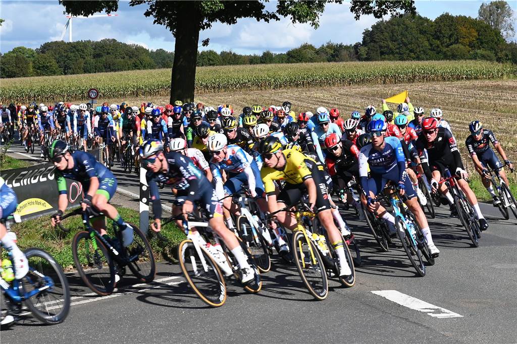 Auch in Dorsten warteten die Radsportfans auf die Profis. Das Radrennen Giro Münsterland streifte Lembeck. 