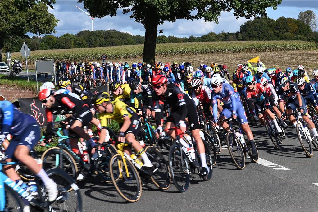Auch in Dorsten warteten die Radsportfans auf die Profis. Das Radrennen Giro Münsterland streifte Lembeck.
