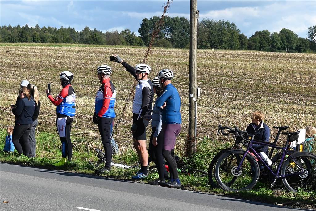 Auch in Dorsten warteten die Radsportfans auf die Profis. Das Radrennen Giro Münsterland streifte Lembeck.