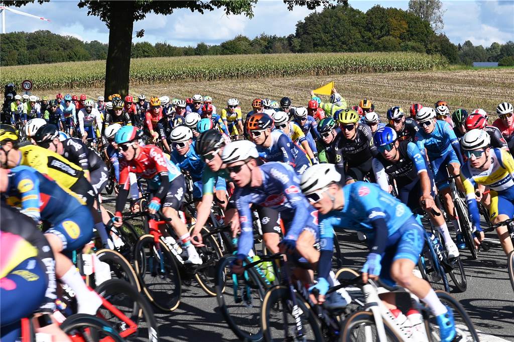 Auch in Dorsten warteten die Radsportfans auf die Profis. Das Radrennen Giro Münsterland streifte Lembeck.