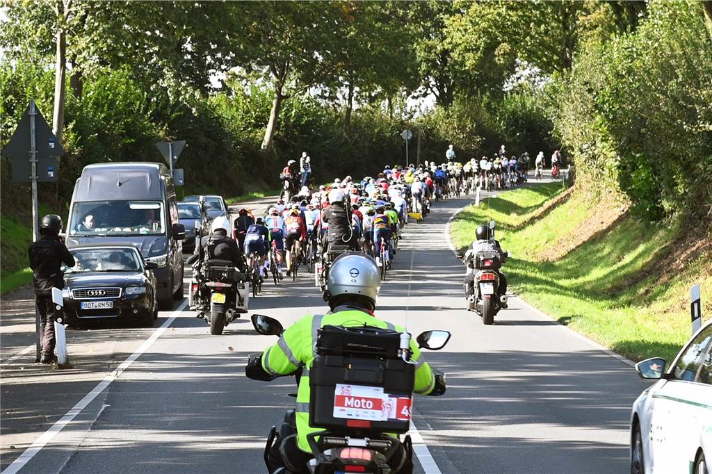 Auch in Dorsten warteten die Radsportfans auf die Profis. Das Radrennen Giro Münsterland streifte Lembeck.