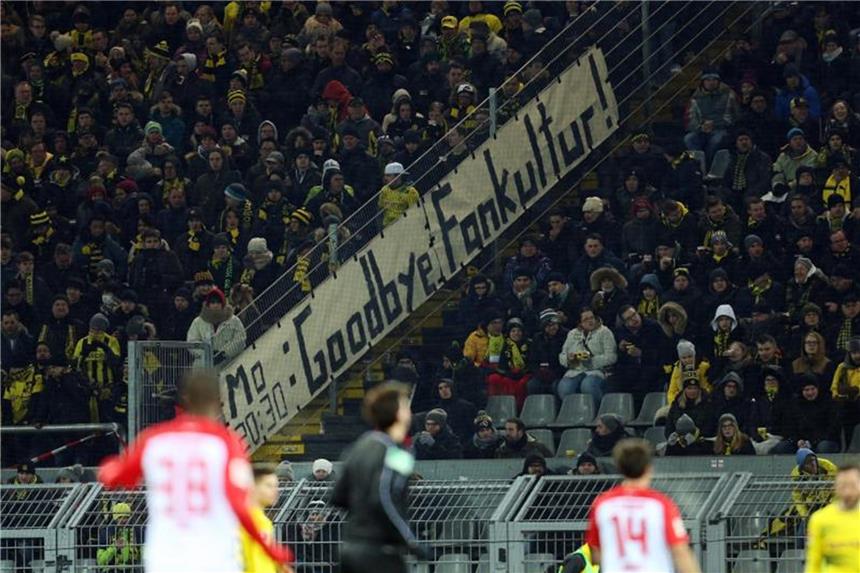 Eisige Montagsstimmung: Fan-Boykott verstärkt Diskussionen Auch in Dortmund gab es Proteste gegen die Montagsspiele der Fußball-Bundesliga. Foto: Ina Fassbender