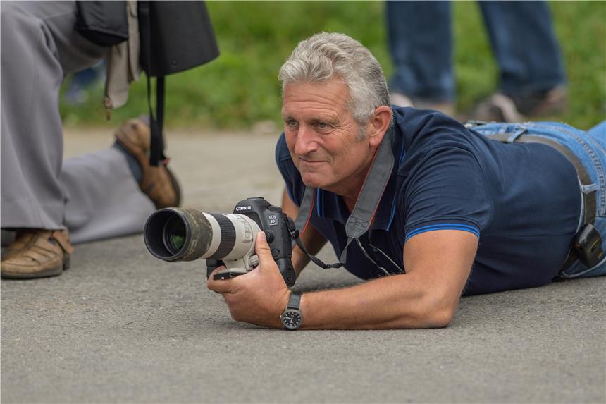 Auf Augenhöhe mit dem Brechtener Fuchs Auch in fremden Gefilden liegend im Einsatz: Dieses Foto zeigt den Tierfotografen Uwe Hilsmann bei einer Greifvogel-Flugvorführung am Kemnader See.