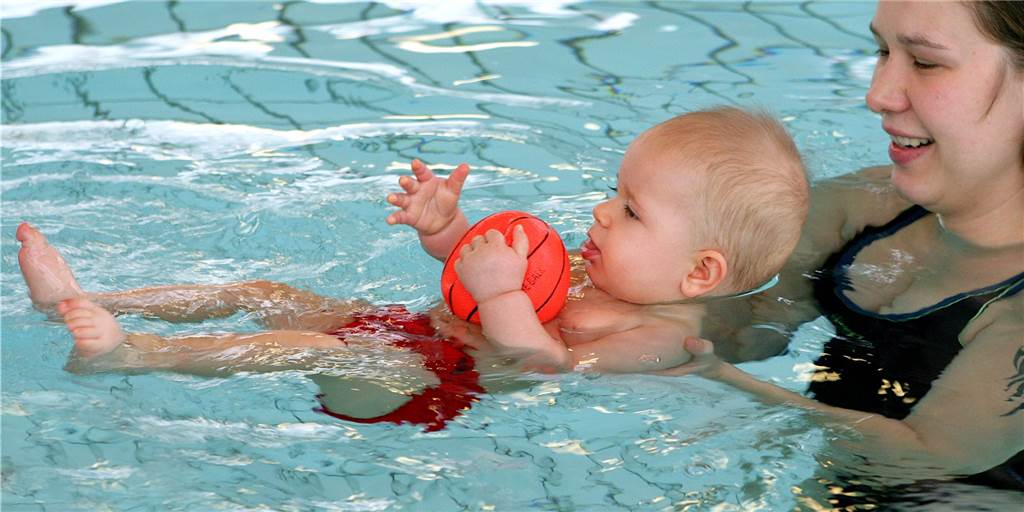 Höhere Preise, kältere Becken: Energie-Krise trifft Schwimmkurse in Haltern Eine Mutter ist mit ihrer kleinen Tochter im Schwimmbad zum Babyschwimmen.
