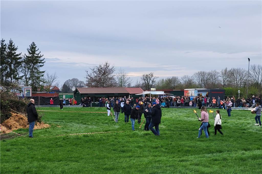 Auch in Herbern fand am Wochenende natürlich ein Osterfeuer statt. Der MSC Herbern hatte auf den Bauhof geladen - viele waren der Einladung gefolgt.