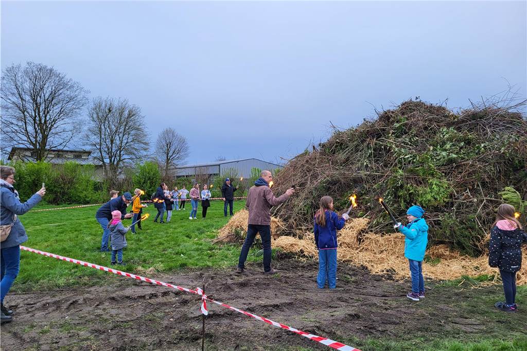 Auch in Herbern fand am Wochenende natürlich ein Osterfeuer statt. Der MSC Herbern hatte auf den Bauhof geladen - viele waren der Einladung gefolgt.