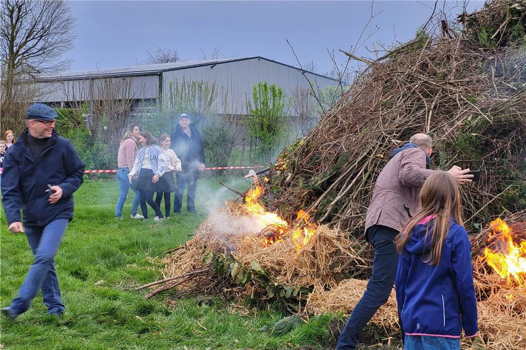 Auch in Herbern fand am Wochenende natürlich ein Osterfeuer statt. Der MSC Herbern hatte auf den Bauhof geladen - viele waren der Einladung gefolgt.