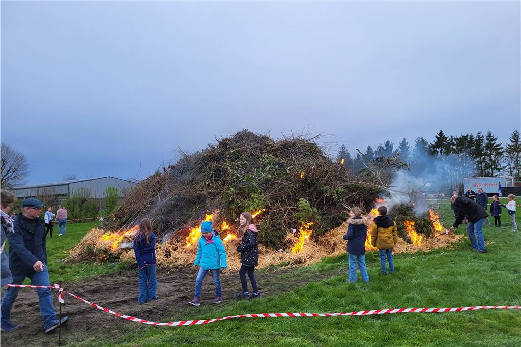 Auch in Herbern fand am Wochenende natürlich ein Osterfeuer statt. Der MSC Herbern hatte auf den Bauhof geladen - viele waren der Einladung gefolgt.