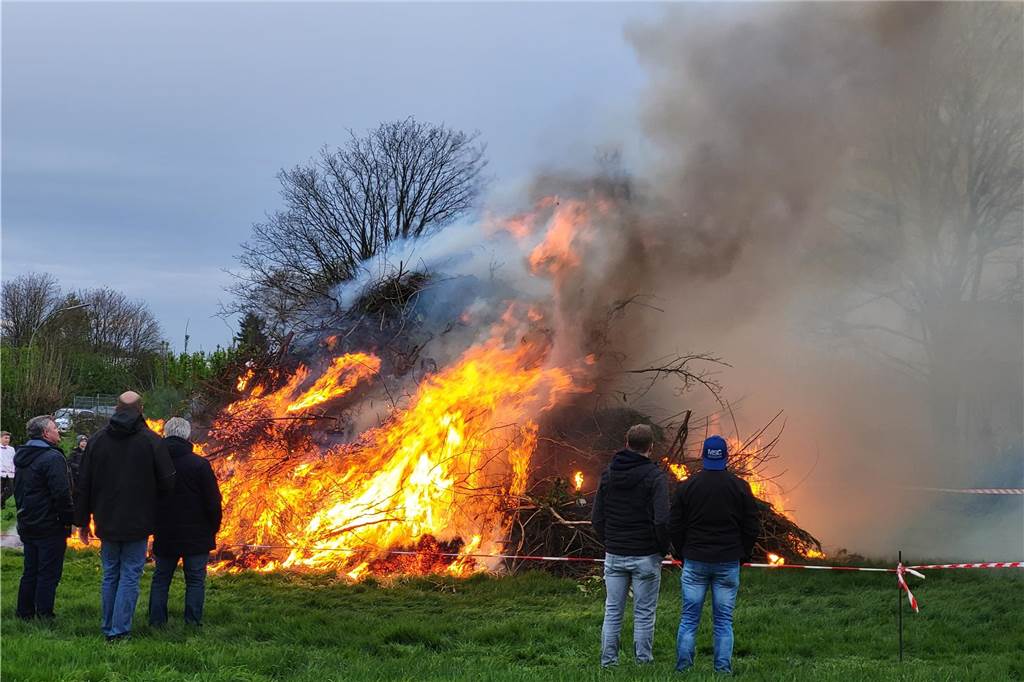 Auch in Herbern fand am Wochenende natürlich ein Osterfeuer statt. Der MSC Herbern hatte auf den Bauhof geladen - viele waren der Einladung gefolgt.