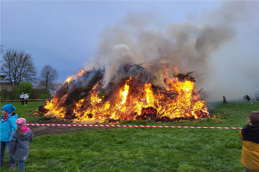 Auch in Herbern fand am Wochenende natürlich ein Osterfeuer statt. Der MSC Herbern hatte auf den Bauhof geladen - viele waren der Einladung gefolgt.