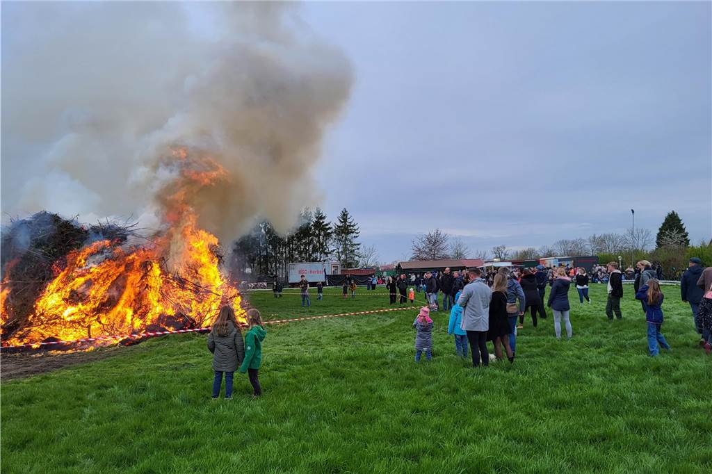 Auch in Herbern fand am Wochenende natürlich ein Osterfeuer statt. Der MSC Herbern hatte auf den Bauhof geladen - viele waren der Einladung gefolgt.