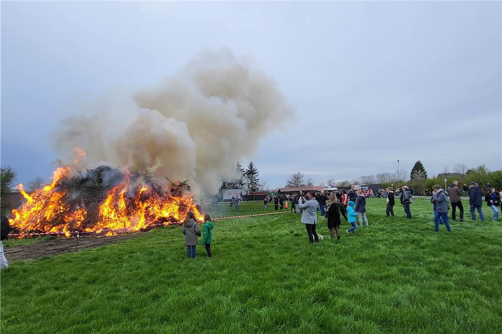 Auch in Herbern fand am Wochenende natürlich ein Osterfeuer statt. Der MSC Herbern hatte auf den Bauhof geladen - viele waren der Einladung gefolgt.