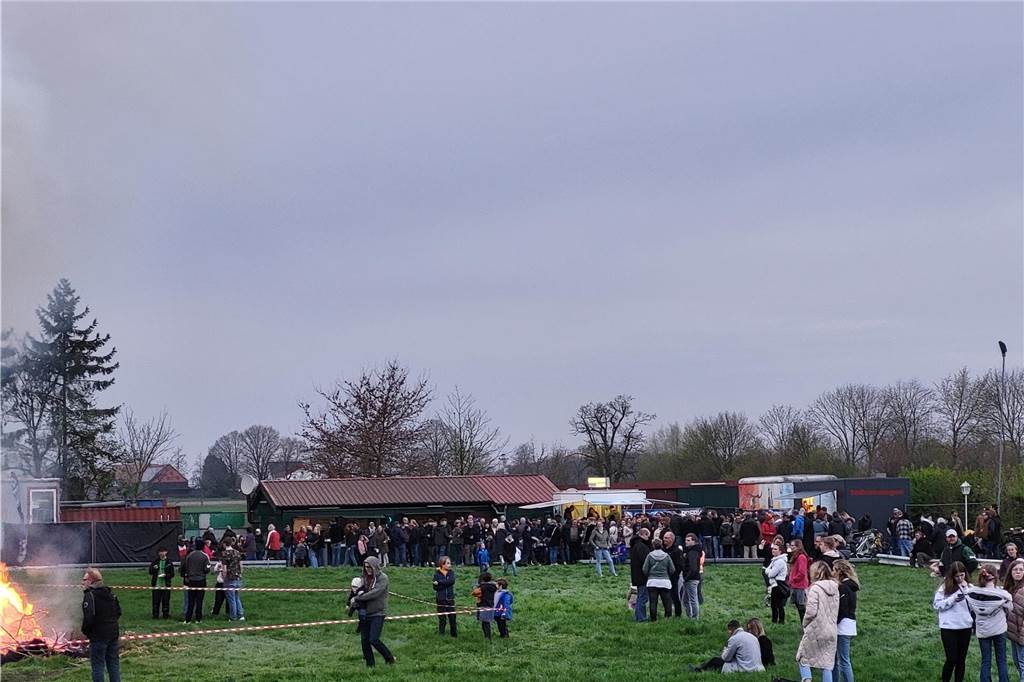 Auch in Herbern fand am Wochenende natürlich ein Osterfeuer statt. Der MSC Herbern hatte auf den Bauhof geladen - viele waren der Einladung gefolgt.