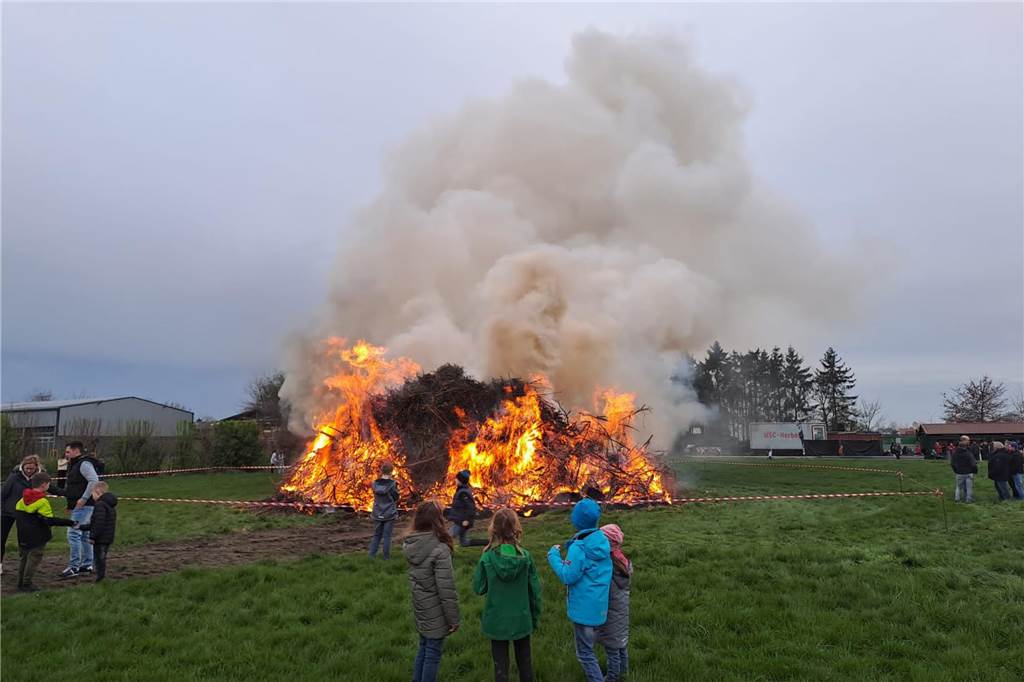Auch in Herbern fand am Wochenende natürlich ein Osterfeuer statt. Der MSC Herbern hatte auf den Bauhof geladen - viele waren der Einladung gefolgt.