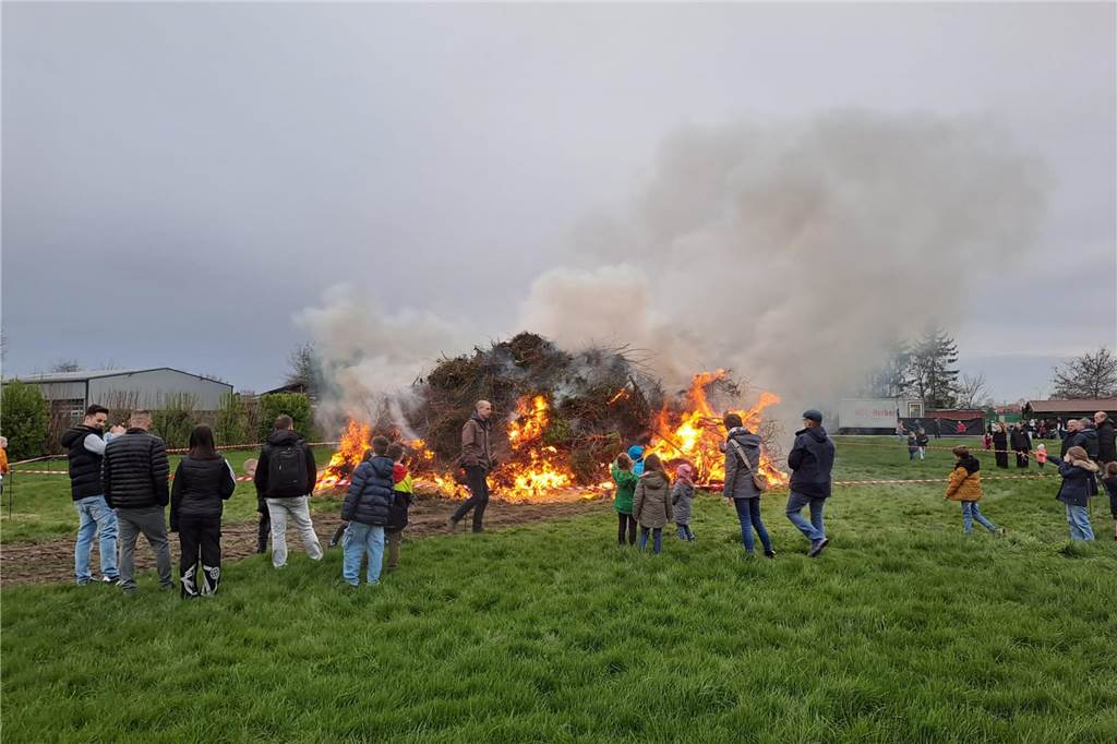 Auch in Herbern fand am Wochenende natürlich ein Osterfeuer statt. Der MSC Herbern hatte auf den Bauhof geladen - viele waren der Einladung gefolgt.