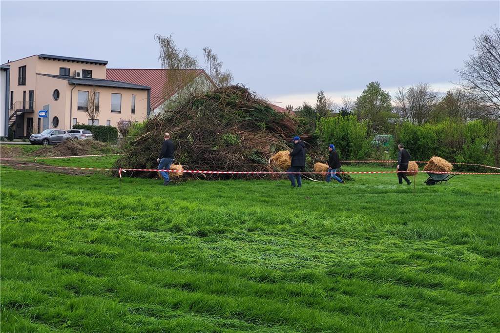 Auch in Herbern fand am Wochenende natürlich ein Osterfeuer statt. Der MSC Herbern hatte auf den Bauhof geladen - viele waren der Einladung gefolgt.