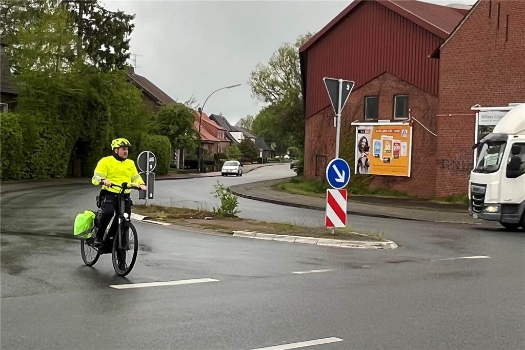 Gefährliche Stellen für Radfahrer: Polizist gibt Tipps für mehr Sicherheit Polizist mit einem Fahrrad.