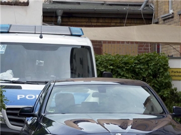 Auch in Leipzig gab es Durchsuchungen: Polizeiautos stehen während einer Razzia in einer Einfahrt. Foto: Tnn