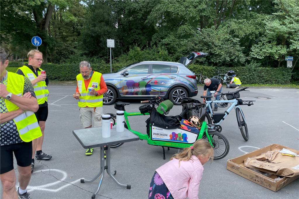 Parkinson-Gruppe radelt 835 Kilometer nach Berlin: „Ride for Life“ in Lünen Auch in Lünen hat die Gruppe mit 13 Radfahreren, rund 7 weiteren Begleitern und drei Hunden Station gemacht.