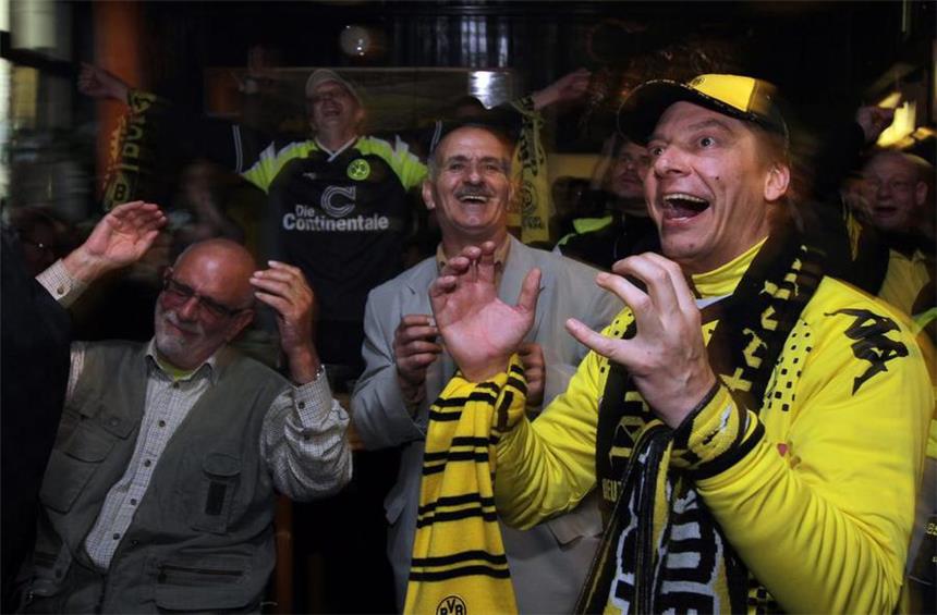 BVB-Fans in München haben neue Kneipe gefunden Auch in München können BVB-Fans jetzt wieder in einer eigenen Kneipe mit der Borussia mitfiebern - so wie diese Fans in einer Pinte am Dortmunder Borsigplatz.