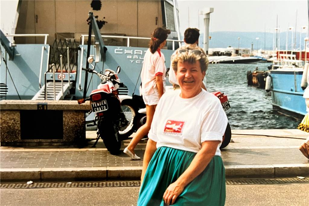 Elsbeth und Heinz Slominski sind seit 70 Jahren glücklich verheiratet Elsbeth Slominski steht an einem Hafen in Saint Tropez.
