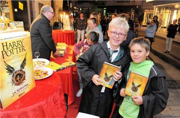 Auch in Schwerte begann pünkltich um 0:01 Uhr bei B?ücher Bachmann der Verkauf des neuen Harry Potter Buchs. Lenni (l.) und Simon waren die ersten Käufer in Schwerte.