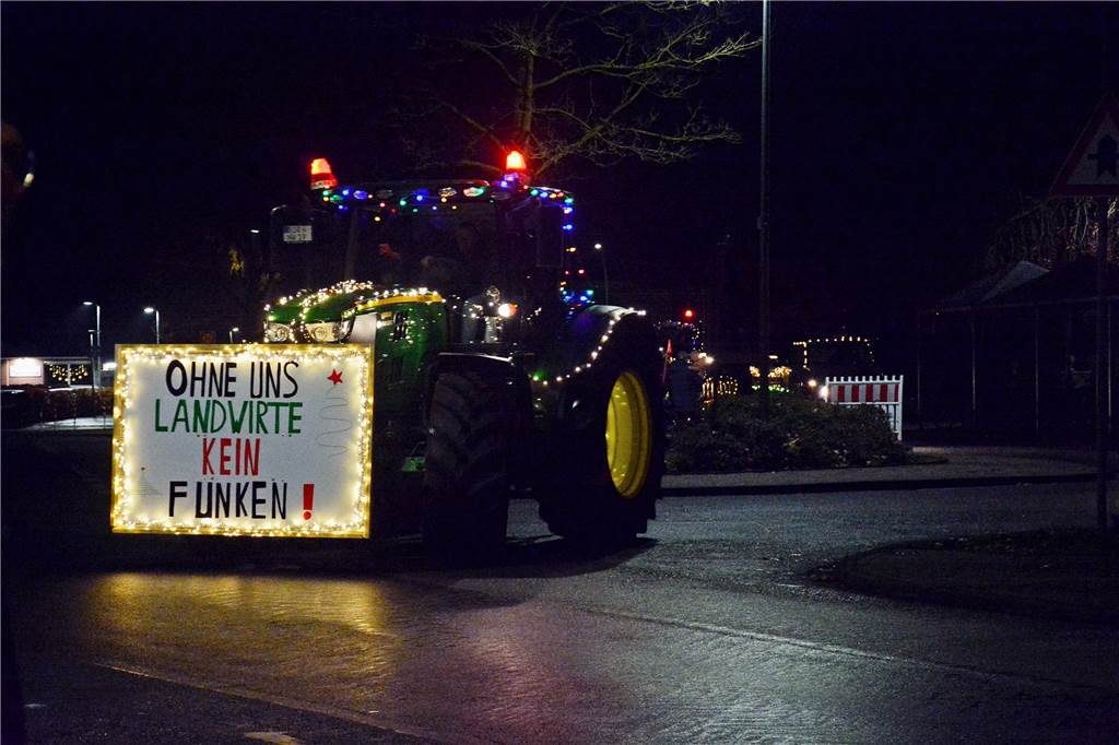 Auch in Stadtlohn konnten die Landwirte mit Transparenten, die vorne am Traktor befestigt waren, auf die schwierige Situation in der Landwirtschaft aufmerksam machen.