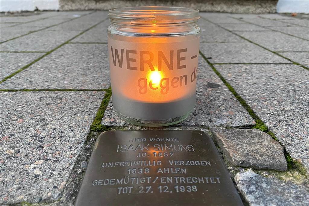 Unmut über Terminplanung für 9. November: Gedenkfeier und Vortrag Eine Kerze steht vor einem Stolperstein in Werne.