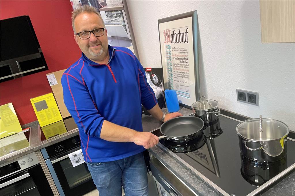 Händler in Herbern vorm Weihnachtsgeschäft: Zwischen Angst und Euphorie Auch Induktions-Kochfelder verkauft Thomas Huesmann gut.