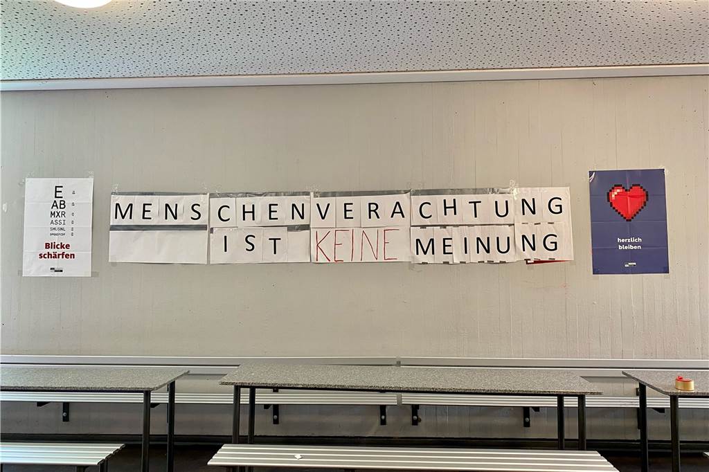 Menschenverachtend oder Ironie? Schüler wehren sich gegen Lkw-Botschaften Auch innerhalb der Schule gab es eine Plakataktion gegen die Lkw-Botschaften.