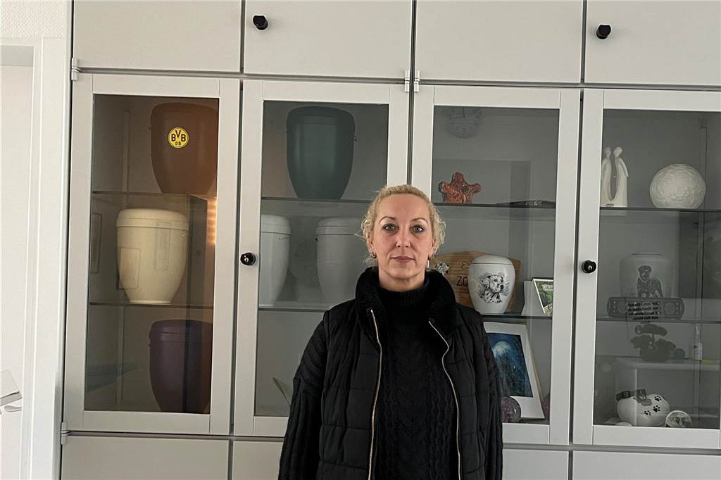 Bunt, weltlich, fröhlich: Bestatter über veränderte Beerdigungs-Kultur Auch Irina Möcke hat viele ganz unterschiedliche Urnen und selbstverständlich auch eine BVB-Urne im Sortiment.