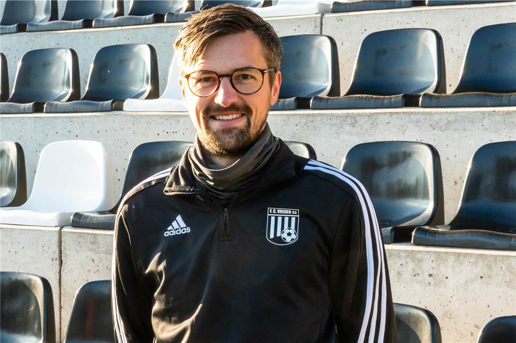FC Vreden mit kurioser Aufstellung gegen Ellewick Trainer Jan-Bernd Tenhumberg auf der Tribüne der Epcan Arena